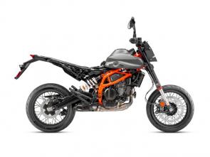 Sliding at the apex to join the KTM SuperMotard army in the middle-weight battalion, the KTM 390 SMC R brings unlimited fun to the masses. Just like its KTM 690 SMC R brethren, it is engineered to dominate the asphalt - as well as the odd dirt track - with ease. 