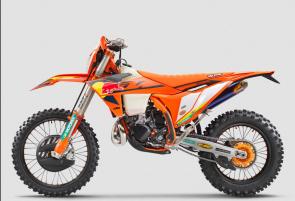 Instantly recognizable with full Red Bull KTM Factory Racing livery, an insane mix of CNC and anodized hardware - as well as the top suspension in the business - the KTM 300 XC-W FACTORY EDITION is ready to crown its next champion. ORANGE GLOSSY FRAME - FACTORY RACING FRAME PROTECTION SET - FACTORY RACING SEAT - MAP-SELECT SWITCH - FACTORY RACING TRIPLE CLAMP - FACTORY WHEEL SET - RADIATOR FAN -SKID PLATE - SEMI-FLOATING FRONT BRAKE DISC - FRONT BRAKE DISC GUARD - SOLID REAR BRAKE DISC - WP XPLOR PRO COMPONENTS FRONT FORK - REAR BRAKE SAFETY WIRE - ORANGE REAR BRAKE DISC GUARD - ORANGE SUPERSPROX STEALTH REAR PROCKET - ORANGE OIL FILLER PLUG - HINSON OUTER CLUTCH COVER - CLUTCH SLAVE CYLINDER PROTECTION - FMF TITANIUM POWERCORE 2.1 SILENCER -DUNLOP AT82 ENDURO TIRES