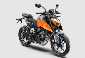 The KTM 250 DUKE flaunts with, a new 250 cc powerplant - this machine is 250% DUKE! Built with the same NAKED ethos as its bigger brethren, the 2024 KTM 250 DUKE boasts an all-new, muscled-up attitude, complete with a fresh new frame, suspension package, LED lights, riding tech, and street-ripping, turn-gripping aggression.