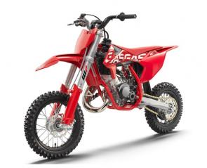 Step into the awesome world of moto with the GASGAS MC 50! Featuring the very same vibrant styling as our full size motocross bikes and loaded with quality components, the next generation of berm bashers will enjoy unrestrictive ergonomics, a revvy little 50cc motor, and a full on motocross experience as they progress to full throttle fun!