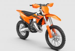 Two years of hard-charging R&D have gone into the making of the 2025 KTM 125 XC. Thats right, we meant Racing and Development. A reworked, lighter frame, updated engine mounts, and a new durable chain glide - to name a few - make the 2025 KTM 125 XC the leader in the 2-Stroke GNCC screamer class.