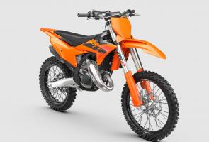 Its back! After a 2-year absence, the 2025 KTM 150 SX is once again ready to tear into your favorite MX track. Get ready to experience what it feels like to be a marble launched from a slingshot. The KTM 150 SX pulls hard from the bottom, gallops in the middle, and sings at the top. Which is where it belongs.