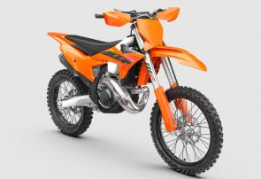 At the sharp end of the cross-country performance stakes, youll find the 2025 KTM 250 XC. Not only does it boast one of the most potent powerplants around, it now gets upgraded suspension, a reworked chassis, and a new airbox for improved airflow. In simple terms, the 2025 KTM 250 XC is ready to extend its legendary status in the cross-country paddock.