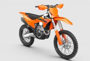 Ripping towards its 14,000 RMP limiter, the 2025 KTM 250 XC-F continues the trend of being undisputedly READY TO RACE. With a reworked frame, improved suspension, class-leading electronics - and an engine that continues to deliver the goods, the 2025 KTM 250 XC-F is ready to maintain its top step on the podium.