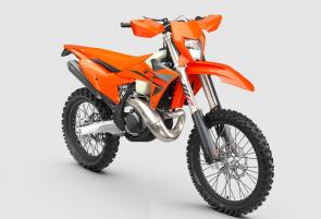 The 2025 KTM 250 XC-W presents enduro riders with the ultimate combination of power and rideability, setting the benchmark in the highly contested E1 class. Thanks to its groundbreaking frame, closed-cartridge suspension, and epic TBI technology, it remains an extreme machine that continues to reach new heights. How far you push, though, is up to you.