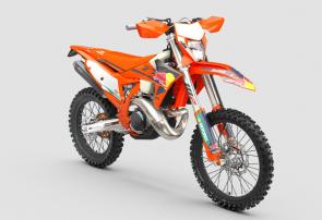 The KTM 300 XC-W CHAMPION EDITION adopts the accolade of being the top enduro weapon ever created. Sure, its a big claim - but have you seen the KTM 300 XC-Ws trophy room? Boasting a bulletproof powertrain, unmatched top-end speed, and sublime handling credentials, its once again ready to take on whatever the world of enduro can throw at it 2025 KTM 300 XC-W CHAMPION EDITION highlights are:

    RED BULL CTG
    ORANGE FRAME
    RADIATOR FAN
    MAP-SELECT SWITCH
    ORANGE FRONT AXLE PULLER
    SEMI-FLOATING FRONT BRAKE DISC
    SUPERSPROX STEALTH REAR SPROCKET
    SKID PLATE
    FRAME PROTECTION SET
    FACTORY SEAT