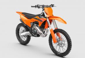 When it comes to power-to-weight ratios, the KTM 300 SX writes the rule book. Now with learnings taken directly from the KTM Factory Racing teams, and a care package labeled Go get em!, the 2025 KTM 300 SX is engineered for one task alone - to lead from the front.