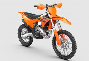 The 2025 KTM 300 XC casts a pretty imposing shadow. Not only does it feature a legendary 2-stroke depth charger at its core, but it now also boasts refined suspension settings, a reworked frame, and one of the leading power-to-weight ratios in the open class. When hare scrambles and offroad racing were conceived, the KTM 300 XC was the poster child.