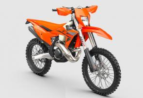 The KTM 300 XC-W maintains legendary status as the undisputed King of enduro. Not only does it have the most recognized title at the sharp end of hard enduro, its still unmatched when it comes to 2-stroke ingenuity, fury, and downright fun. With a bulletproof, fuel-injected 2-stroke engine churning out masses of low-down torque and top-end fury, its the ideal companion when tackling challenging terrain.