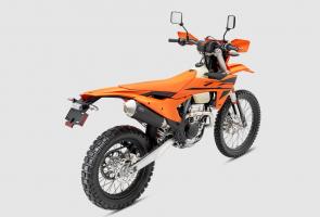 Widely known for its 250-like agility and 450-like power, the KTM 350 EXC-F has built a reputation for versatility. But, that doesnt mean its compromised. Gaining instant recognition on its arrival in 2012, it has become a class-leading model due to its sheer rideability and competitive power output. For 2025 it brings an all-new attitude to the dual-sport line-up, charging toward the limit with next-level ability.