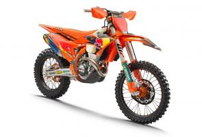 Simply put - when it comes to dominating the fast-paced field of the GNCC, the 2025 KTM 350 XC-F FACTORY EDITION means business. Loaded with top-shelf KTM PowerParts, bold new additions, and years of hare-scrambling pedigree, the 2025 KTM 350 XC-F FACTORY EDITION is built to compete at the highest, most flat-out, level.
Model highlights:
Red Bull FMF KTM FACTORY RACING CTG
Orange glossy frame
Factory Racing frame protection set
Factory Racing seat
Factory Racing triple clamps
Factory Wheel Set
Dunlop AT82 tires front and rear
Factory-Start device
Factory skid plate
Factory Racing Front Brake Disc Cover
Semi-floating front brake disc
Solid rear brake disc
Orange SUPERSPROX rear sprocket
Hinson outer clutch cover
FMF FACTORY 4.1 RCT SILENCER
Connectivity unit GPS fender kit