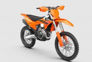 The 2025 KTM 450 XC-F wears a crown made of victories. Being the leading 4-stroke in the cross-country division for years, the KTM 450 XC-F once again brings its undeniable READY TO RACE spirit to the starting line with a relentless assault on the podium. With its proven track record, sledgehammer-like power, and insane handling, it can only mean one thing - its time to extend the trophy room.
