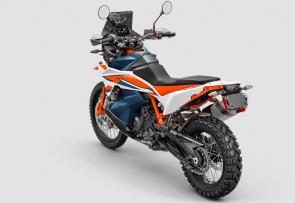 The updated KTM 890 ADVENTURE R proves that the destination comes second. With its unmatched ability to dispatch everything from highways to rocky gravel switchbacks, to single goat tracks, the KTM 890 ADVENTURE R boasts serious travel capabilities. Thanks to its incredibly responsive powerplant, pin-sharp offroad handling, and all-day comfort, its all about the journey. 